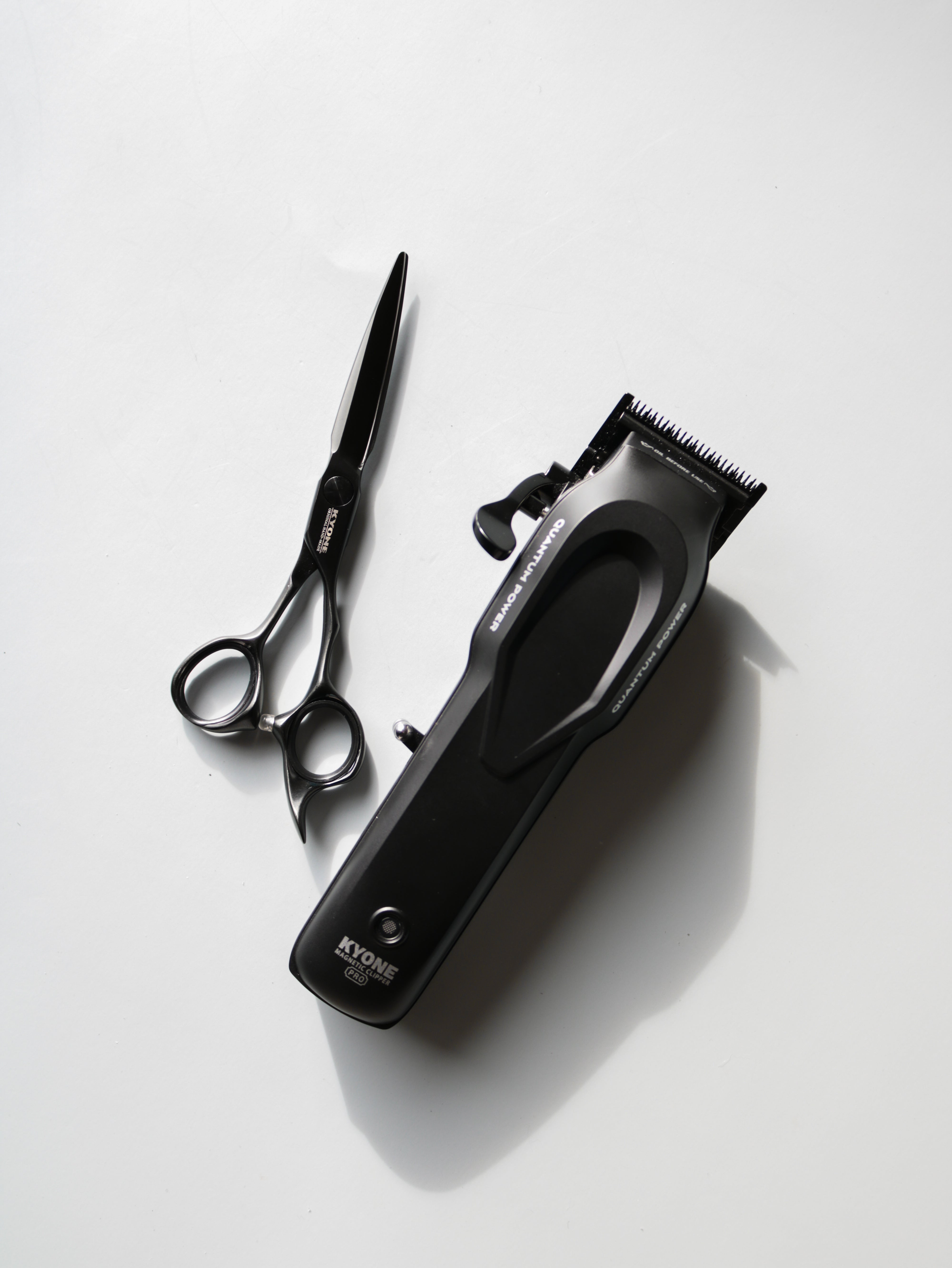 Kyone Quantum Pro Magnetic Clipper + FREE 810 Black Titanium | 5,7"